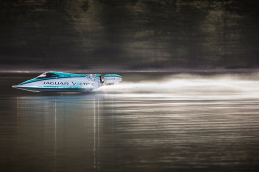 auto elektrický člun loď Jaguar Vector Racing