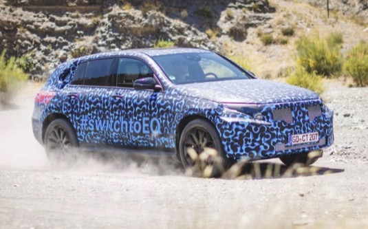 auto elektromobil Mercedes-Benz EQC testy v poušti