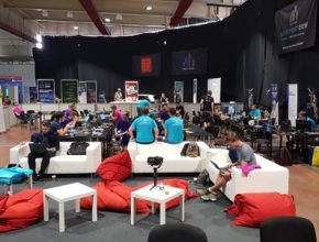 Partnery hackathonu byly společnosti jako O2, Mastercard, Dev:Guerilla, Technologie hlavního města Prahy, ROPID, Dopravní podnik hl. města Prahy, Rekola, Asus a další. Spoluorganizátorem akce byla Smíchovská střední průmyslová škola a Asociace virtuální a rozšířené reality.