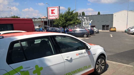 auto rychlonabíjecí stanice Kaufland ČEZ Kolín