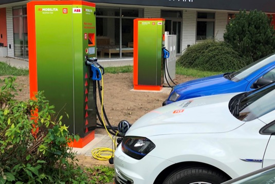 V České republice je aktuálně registrováno zhruba 2000 elektromobilů. Loni přibylo 400 vozů na elektrický pohon, letos zatím jen do konce května 277.