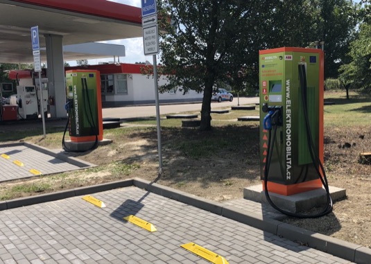 auto rychlonabíjecí stanice u čerpací stanice Benzina Rousínov u dálnice D1 za Brnem.