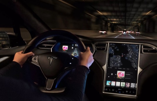 auto elektromobil interiér Tesla Model S