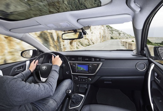 Začíná globální komunikace aut: Vozy Toyoty dostanou SIM karty.