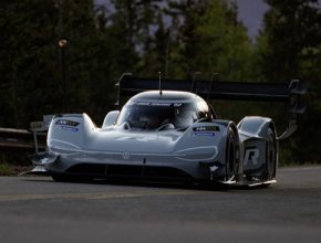Jezdec Romain Dumas stanovil na Pikes Peak nejrychlejší čas. Volkswagen se pečlivě připravuje na nedělní závod.