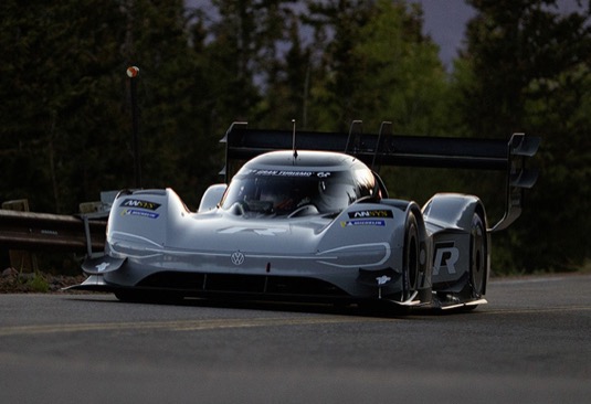 Jezdec Romain Dumas stanovil na Pikes Peak nejrychlejší čas. Volkswagen se pečlivě připravuje na nedělní závod.