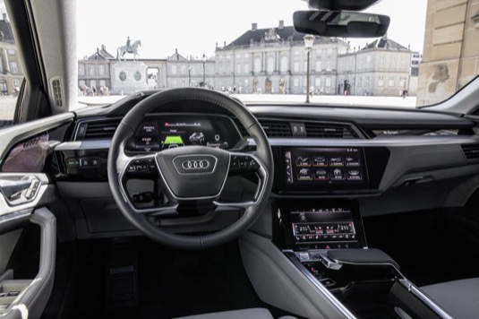 Prototyp Audi e-tron umožňuje kombinací elektrického pohonu a komfortního, velmi kvalitního interiéru nové vnímání mobility.