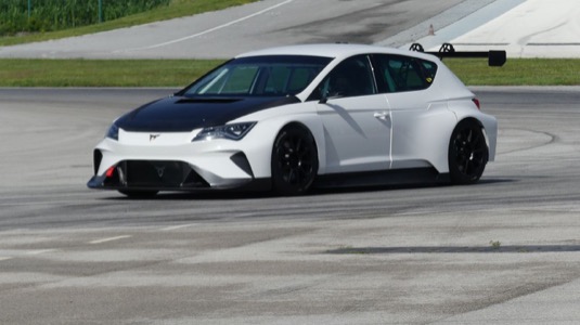 Sada akumulátorů závodního vozu e-Racer je složena z 6072 válcových akumulátorových článků, což odpovídá akumulátorům pro 9000 mobilních telefonů
