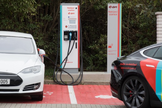 auto nabíjecí stanice rychlonabíječka pro elektromobily E.ON Tesla Model S