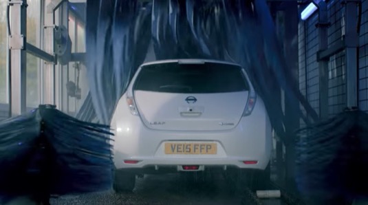 auto elektromobil Nissan Leaf v myčce automyčce