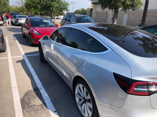 auto elektromobil Tesla Model 3
