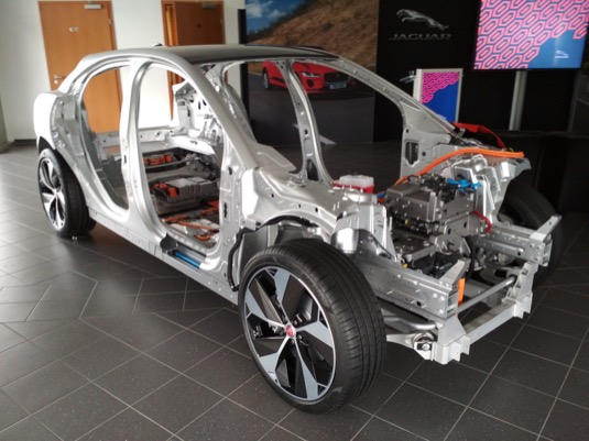 Elektromotory pro I-Pace si Jaguar vyvinul sám. Baterie (články i celek) vyrábí, sestavuje a dodává LG Chem z polské továrny.