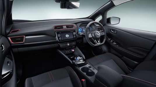 Mírně upravený interiér sportovního elektromobilu Nissan Leaf Nismo.