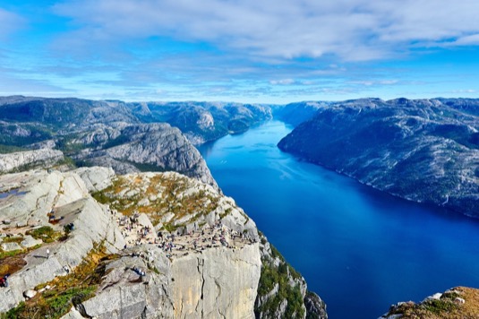 Norsko je dnes zemí s jedním z nejvyšších podílů obnovitelných zdrojů: 98 %. A to zejména díky vodním elektrárnám, které poskytují většinu elektřiny.