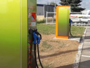 Nová stanice vznikla díky grantu z evropského programu Connecting Europe Facility (CEF). Jeho prostřednictvím Evropská komise podporuje propojování Evropy budováním dobíjecích stanic podél hlavní silniční sítě TEN-T.