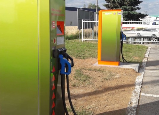 Nová stanice vznikla díky grantu z evropského programu Connecting Europe Facility (CEF). Jeho prostřednictvím Evropská komise podporuje propojování Evropy budováním dobíjecích stanic podél hlavní silniční sítě TEN-T.