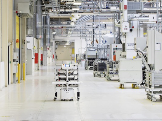 V továrně ŠKODA AUTO ve Vrchlabí pracuje plně autonomní přepravní robot. Dokáže se vyhnout překážkám. Když je potřeba, sám umí změnit trasu.