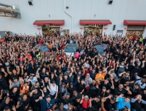 auto výroba elektromobilů Tesla zaměstnanci slaví