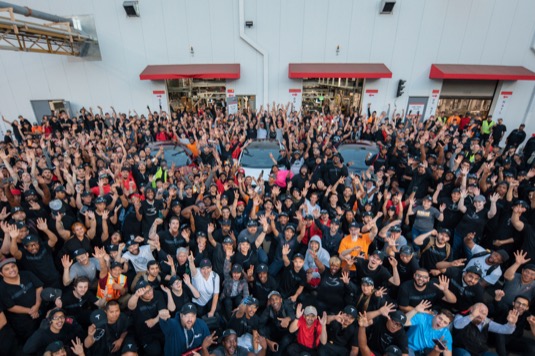 auto výroba elektromobilů Tesla zaměstnanci slaví