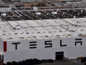 auto Tesla továrna Fremont výroba elektromobilů logo