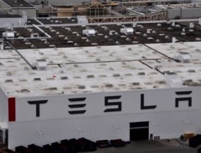 auto Tesla továrna Fremont výroba elektromobilů logo
