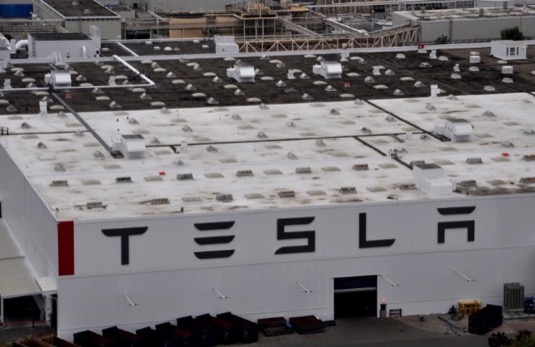 auto Tesla továrna Fremont výroba elektromobilů logo