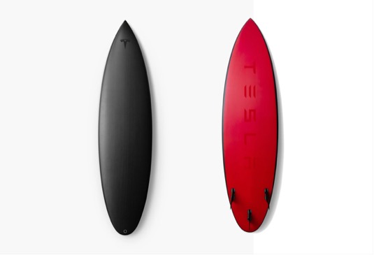auto Tesla surfboard surfové prkno