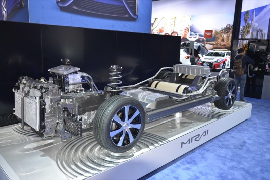 auto vodíkové vodík Toyota Mirai pohled dovnitř řez