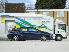 Toyota Mirai jako první vodíkový automobil projela napříč celou Velkou Británii. Novináři magazínu Autocar urazili téměř 1 800 km z obce John O’Groats na severním výběžku Skotska do vyhlídkového místa Land’s End na jihu.