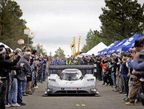 Závodní elektromobil stojí po rekordu na Pikes Peaku před novou výzvou. Romain Dumas chce v Goodwoodu překonat nejlepší čas pro elektromobily.