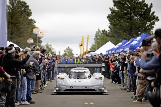 Závodní elektromobil stojí po rekordu na Pikes Peaku před novou výzvou. Romain Dumas chce v Goodwoodu překonat nejlepší čas pro elektromobily.