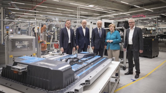 Na prohlídku jedné z moderních továren Daimleru, kde se vyrábějí baterie, se stavila také německá kancléřka Angela Merkelová.