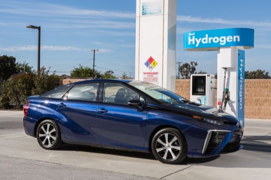 Vodíkové auto Toyota Mirai na vodíkové čerpací stanici.