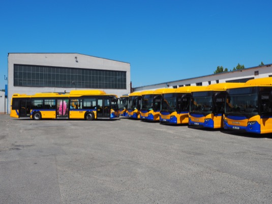 Modely Scania CITYWIDE LF jsou nejen nízkopodlažní, ale také plně klimatizované, nabízejí možnost nabíjení mobilních zařízení prostřednictvím USB portů a spojení se světem pak zajišťuje WiFi.