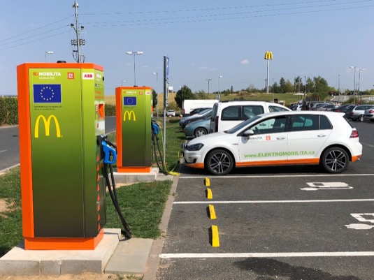 Elektromobil Volkswagen e-Golf se nabíjí u nové rychlonabíjecí stanice společnosti ČEZ na 66. kilometru dálnice D1.
