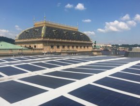 Fotovoltaická elektrárna na střeše Národního divadla v Praze.