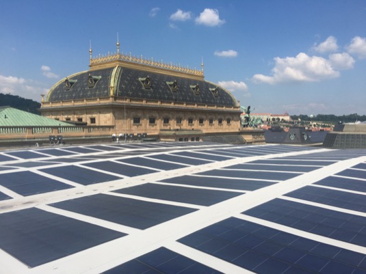 Fotovoltaická elektrárna na střeše Národního divadla v Praze.