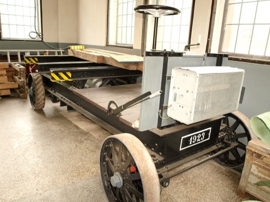Tento nákladní elektromobil už v roce 1923 spolehlivě sloužil k dopravě materiálu a technologií při výstavbě vodní elektrárny v pojizerském Spálově. Její návštěvníci ho dodnes mohou při prohlídce tohoto provozu Skupiny ČEZ vidět.