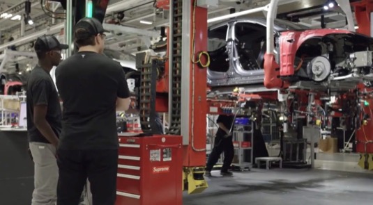 auto ELon Musk a MKBHD tour Tesla továrna Fremont