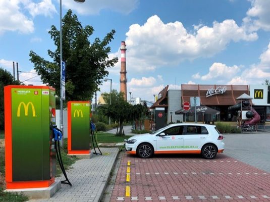 auto elektromobil Volkswagen e-Golf se nabíjí u rychlonabíjecí stanice ČEZ v Písku u Mc'Donalds.