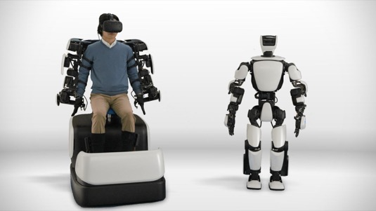Robot a robotické křeslo-exoskeleton společnosti Toyota