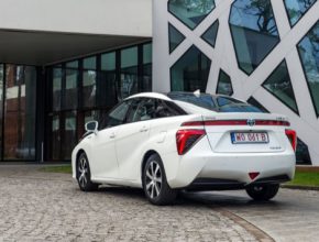 Toyota slibuje, že její vodíkové auto Mirai brzy zvládne 1000 km na jedno tankování