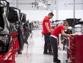auto továrna Tesla ve Fremontu výroba elektromobilů Model S Model 3