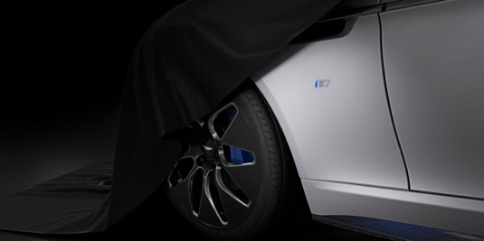 Malá ukázka budoucího prvního elektromobilu Aston Martin Rapide E