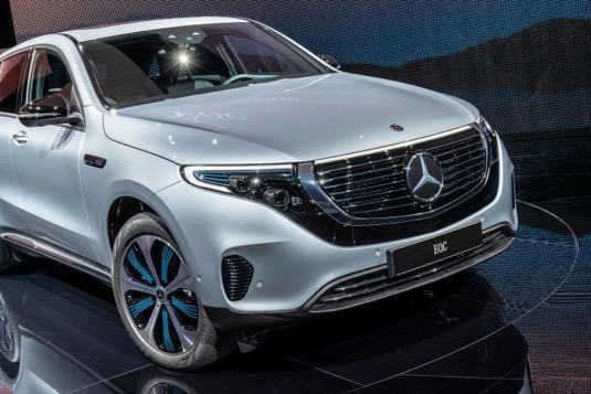 Díky dvěma elektromotorům na přední a zadní nápravě s celkovým výkonem 300 kW nabídne Mercedes-Benz EQC skvělou jízdní dynamiku a dojezd až 450 km v kombinovaném cyklu EU (předběžný údaj).