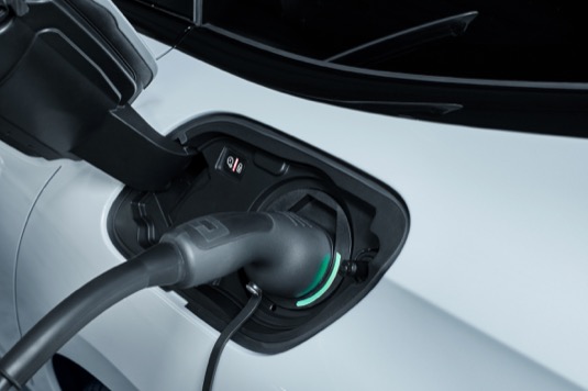 Nabíjení baterie nových plug-in hybridů Peugeot