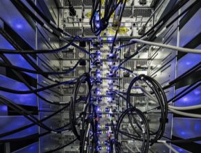 Ve své finální podobě dosáhne datové centrum výpočetní kapacity 15 petaFLOPS, což představuje 15.000.000.000.000.000 výpočetních operací za vteřinu.