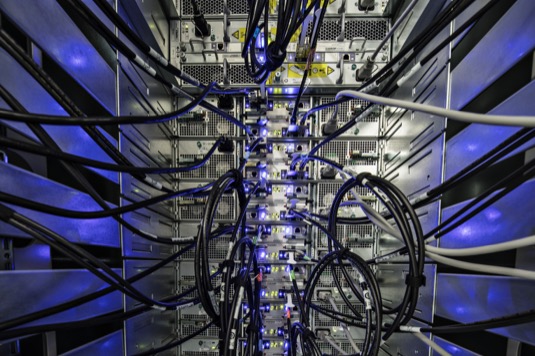 Ve své finální podobě dosáhne datové centrum výpočetní kapacity 15 petaFLOPS, což představuje 15.000.000.000.000.000 výpočetních operací za vteřinu.