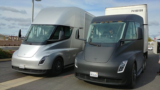 auto elektrický tahač elektromobil elektrotahač Tesla Semi