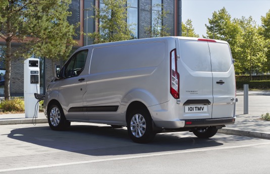 Plug-in hybridní hnací soustava umožňuje zcela bezemisní provoz na vzdálenost až 50 kilometrů. Při využití spalovacího motoru, který zde slouží k prodloužení dojezdu, lze urazit vzdálenost až 500 kilometrů.